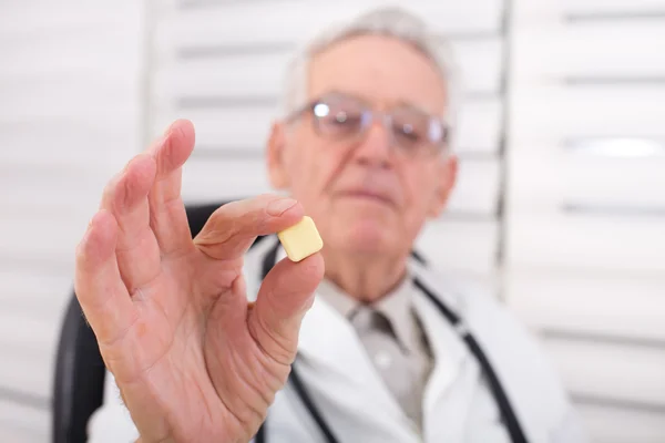 Medico mostrando tablet quadrato — Foto Stock