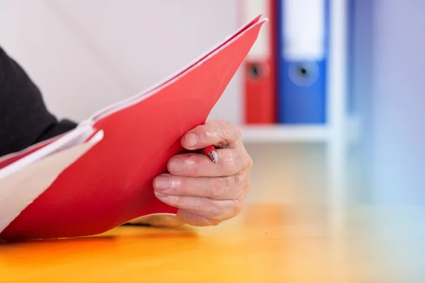 Hombre de negocios senior leyendo un cuaderno —  Fotos de Stock