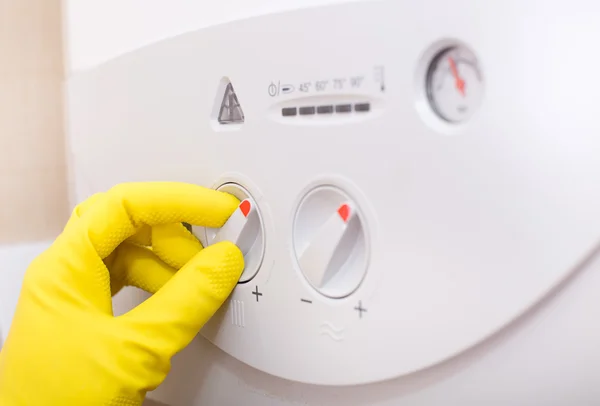 Controle de temperatura na caldeira a gás — Fotografia de Stock