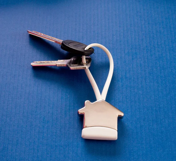 Bostäder koncept. House symbol på tangenterna — Stockfoto