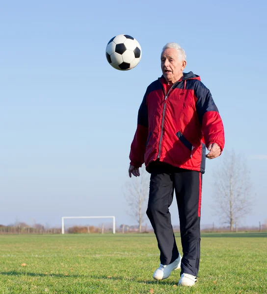 Vieil homme jouant au football — Photo