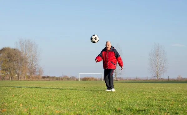 Vieil homme jouant au football — Photo