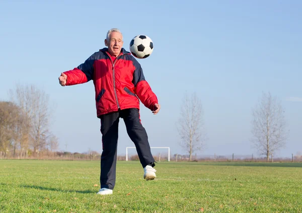 Vieil homme jouant au football — Photo