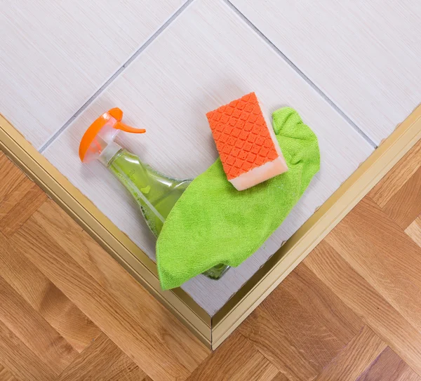 Cleaning supplies on the floor — Stock Photo, Image