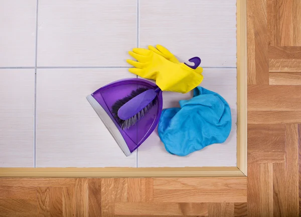 Dusting and mopping tools on the floor — Stock Photo, Image