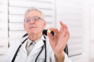 Doktor gösteren kare tablet