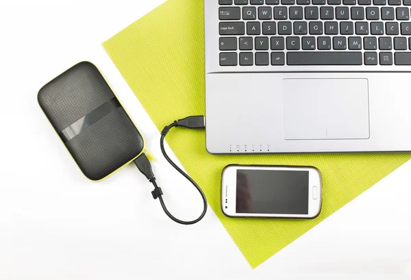 Ноутбук с внешним жестким диском и мобильным телефоном — стоковое фото