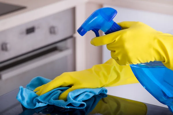 Очистка кухни — стоковое фото