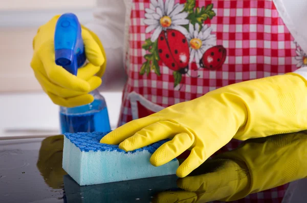 Woman cleaning with sponge and liquid detergent — Stock Photo, Image