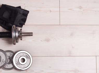 Dambıl ve yerdeki eldiven