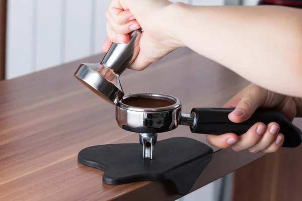 Tamping the coffee — Stock Photo, Image