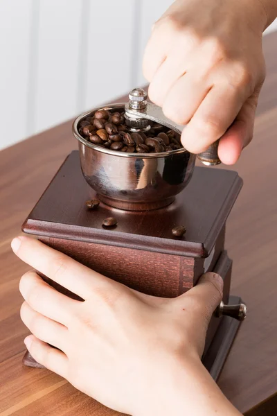 Старомодный кофемолка — стоковое фото