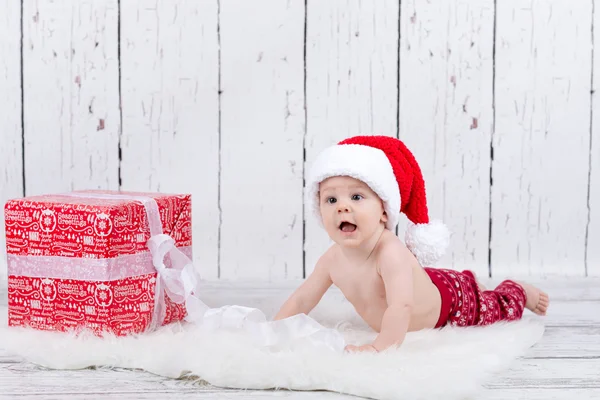 Lilla x-mas baby med gåva — Stockfoto