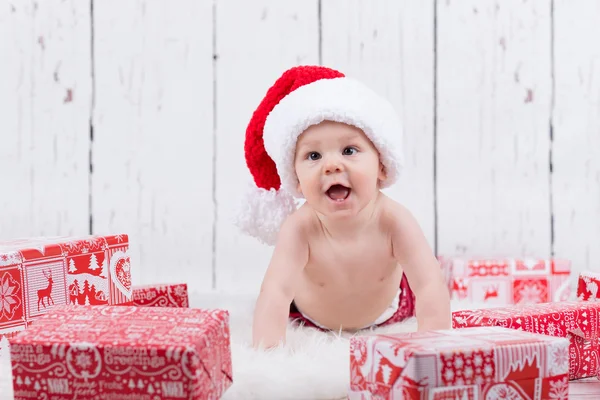 Pequeño bebé de x-mas con regalos — Foto de Stock