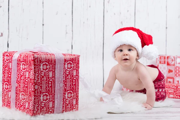 Lilla x-mas baby med gåvor — Stockfoto