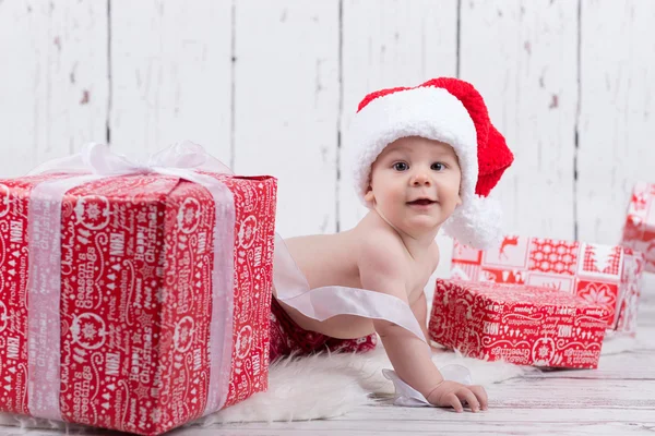 Pequeño bebé de x-mas con regalos — Foto de Stock