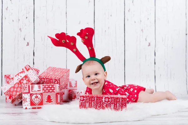 Pequena rena de Natal com presentes — Fotografia de Stock