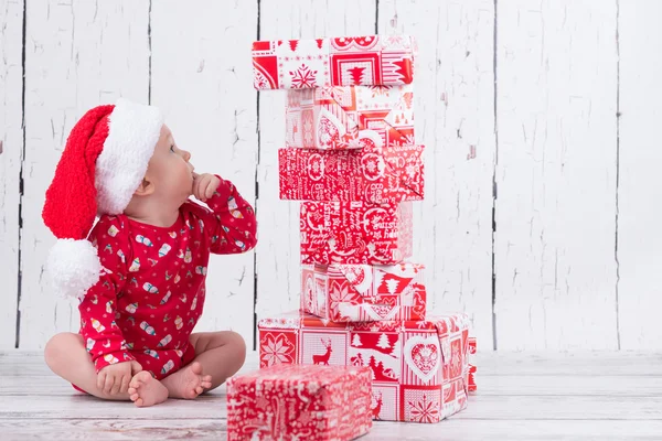 Pequeño bebé de x-mas con torre de regalo — Foto de Stock