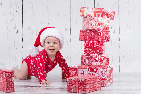 Pequeno x-mas bebê com torre de presente — Fotografia de Stock