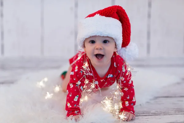 Kleines Weihnachtsbaby mit Lichtern lizenzfreie Stockbilder