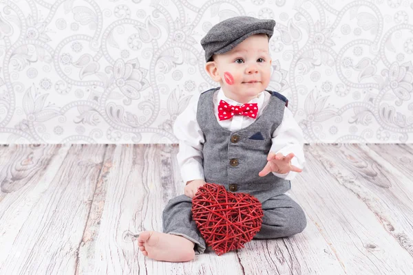 Baby med rött kiss och hjärta Stockfoto