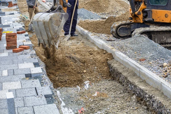 在人行道或天井重建工程中 回填电缆的沟槽 有选择的重点 — 图库照片