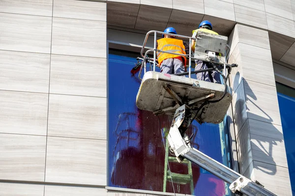 Dois Limpadores Janelas Trabalhando Plataforma Trabalho Elevada Limpando Vidro Janela — Fotografia de Stock