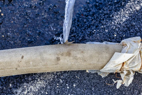 Gamla Trasiga Läckande Slangrör Industriell Vattenpump Vatten Läcker Från Hålet — Stockfoto