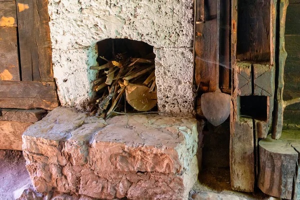 古い田舎の石の暖炉と燃える丸太 — ストック写真