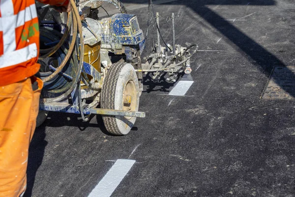 Yol Yapımı Sırasında Caddedeki Sprey Yol Işaretleme Makinesi — Stok fotoğraf