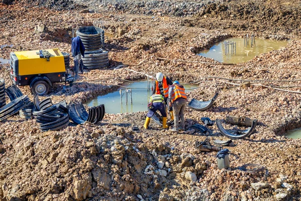 Nşaat Işçileri Inşaat Alanında Çalışıyor Nşaat Faaliyetlerinde Takım Çalışması — Stok fotoğraf