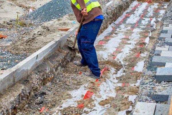 Remplissage Par Travailleur Tranchées Câbles Alimentation Pendant Projet Trottoirs Reconstruction — Photo