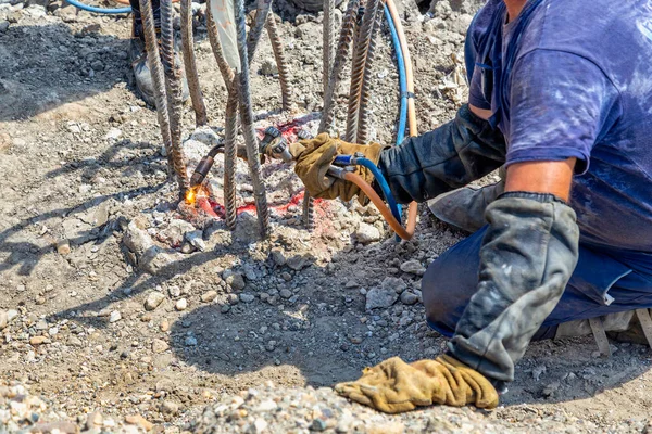 Trabajador Corte Hormigón Refuerzo Barras Metal Con Antorcha Sitio Construcción — Foto de Stock