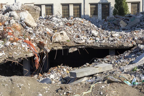 Delikli Yıkılmış Bina Kavram Deprem Terör Saldırısı Veya Doğal Afet — Stok fotoğraf
