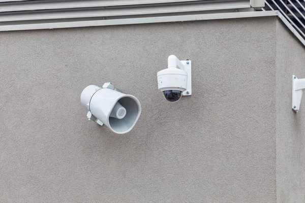 Videocamera Sicurezza Megafono Esterna Sul Muro Dell Edificio Altoparlanti Telecamera — Foto Stock