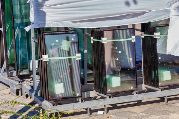 Window Glass Panels Stacked Stand Construction Site — Stock Photo, Image