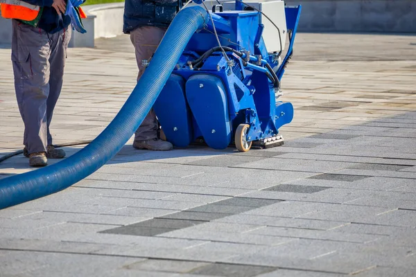 Arbeiter Bei Der Oberflächenvorbereitung Auf Dem Pflaster Aus Granitblöcken Stahlkugelstrahlvorbereitung — Stockfoto