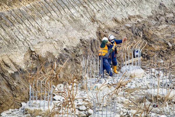 Lavorare Con Maschera Cantiere Tagliare Metallo Con Fuoco Una Torcia — Foto Stock