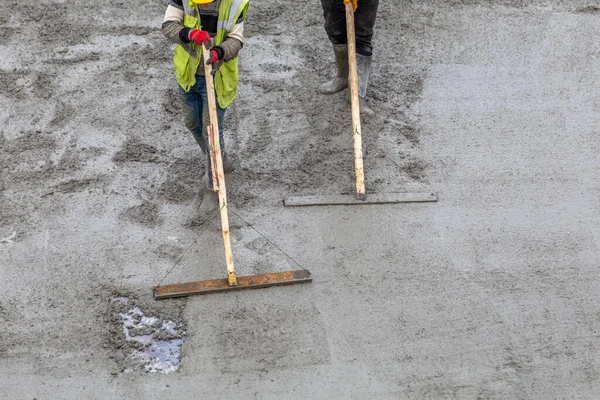 Construtores Com Espátula Nivelamento Concreto Espalhando Derramado — Fotografia de Stock