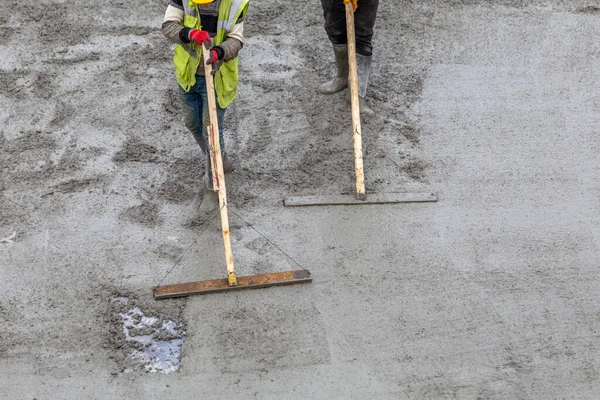 Bouwers Met Troffel Nivellering Beton Verspreiding Gegoten — Stockfoto