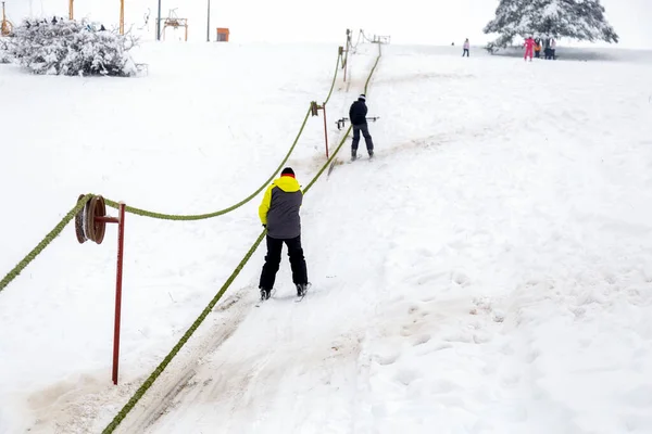 Sırbistan Zlatibor Kentinde Kayakçılarla Yapımı Halat Çekme Asansörü — Stok fotoğraf