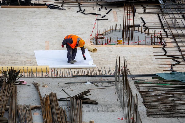 Trabajador Aislamiento Haciendo Impermeabilización Profesional Sitio Construcción — Foto de Stock