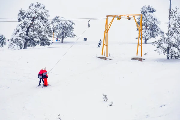 孩子们用滑雪机爬山 户外活动 冬季体育和滑雪旅游 — 图库照片