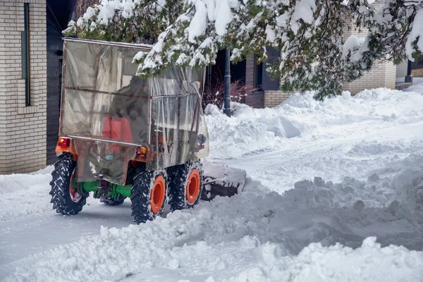 歩道からミニトラクターが雪をクリア — ストック写真