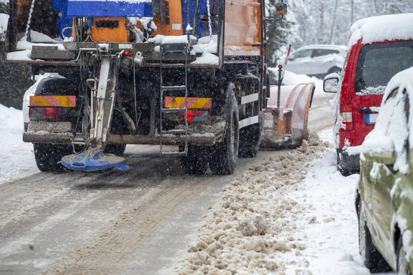 冬季除雪的概念 雪铲车清扫道路上的雪 — 图库照片