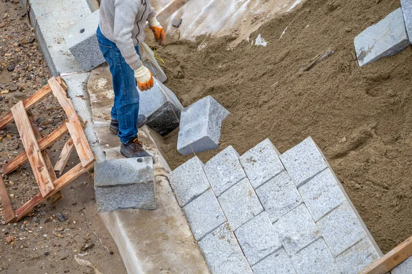 Trabalhador Que Instala Pedra Parede Natural Granito Para Proteger Margem — Fotografia de Stock