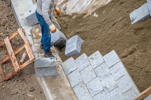 Lavoratore Installazione Granito Pietra Naturale Muro Proteggere Riva Del Fiume — Foto Stock