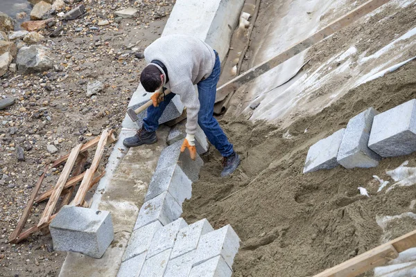 Trabalhadores Que Instalam Pedra Parede Granito Para Proteger Margem Rio — Fotografia de Stock