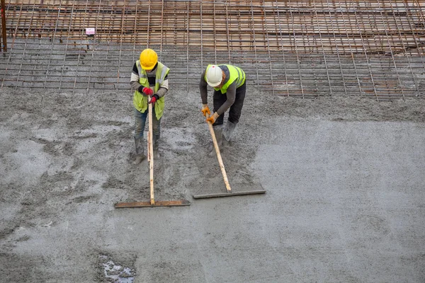 Trabalhadores Botas Borracha Está Concreto Nivelamento Espalhando Derramado — Fotografia de Stock