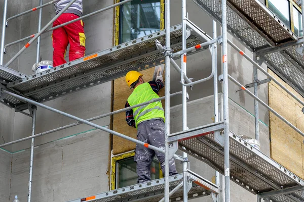 Belgrade Serbia May 2020 Építőipari Munkások Vakolat Fal Vakolókanállal Cementvakolatot — Stock Fotó